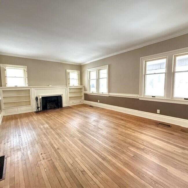 Foto del edificio - ASHLAND - Charming + Spacious 3 Bedroom, 1/2 Bath Home