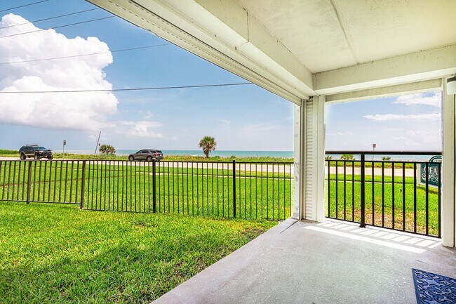 Foto del edificio - BEAUTIFUL OCEAN FRONT CONDO WITH UTILITIES...