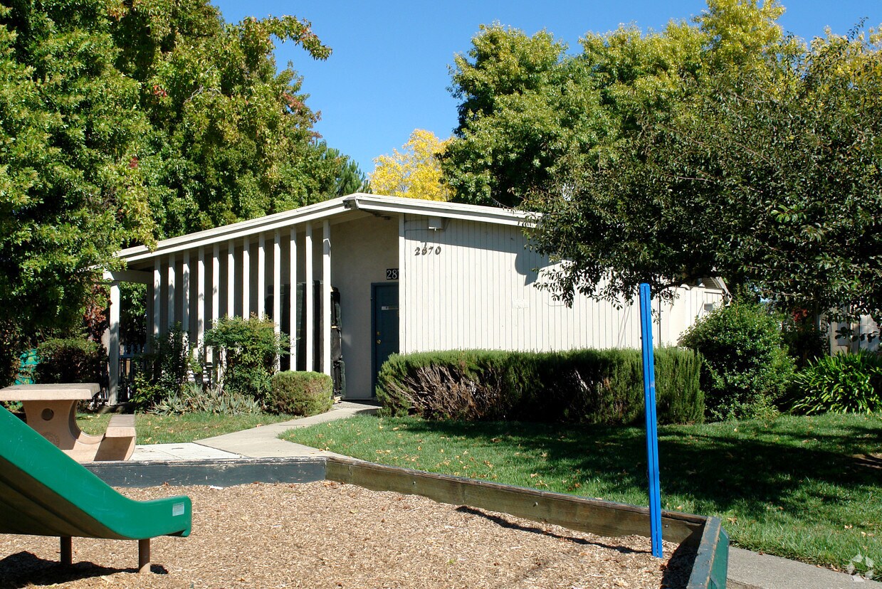 Primary Photo - 2870 Apple Valley Ln