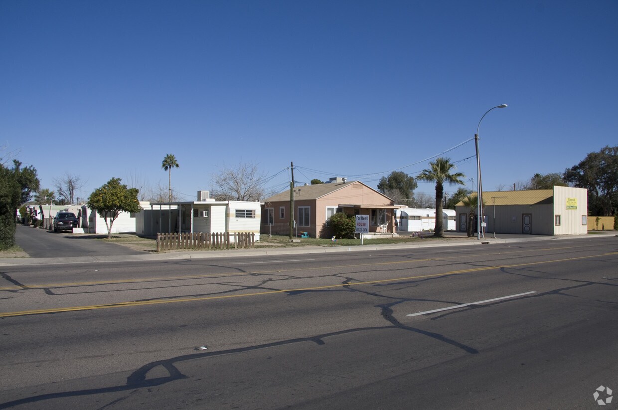 Building Photo - Villa Nueva Elmwood