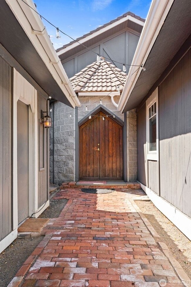 Building Photo - Distinctive Home with Resort Amenities
