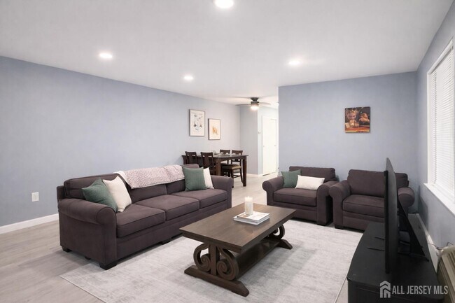 Building Photo - 289 Main St