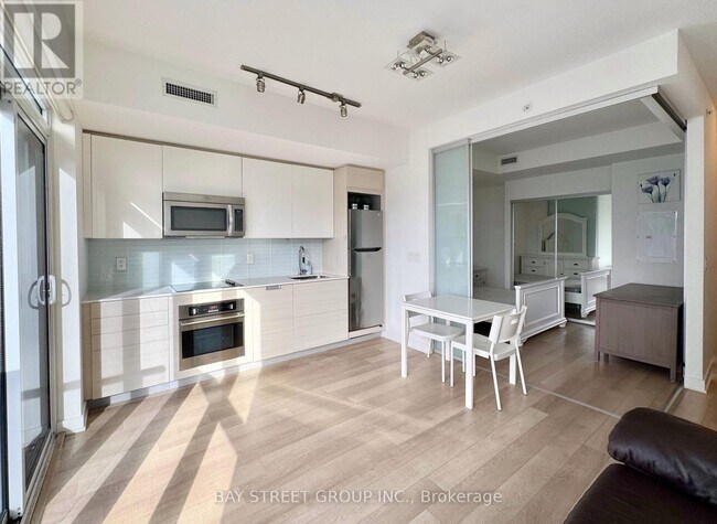 Building Photo - 210 Simcoe St