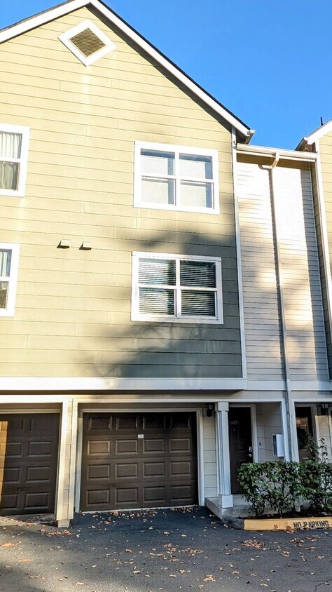 Foto principal - Spacious 2 Bedroom Townhome North Lynnwood