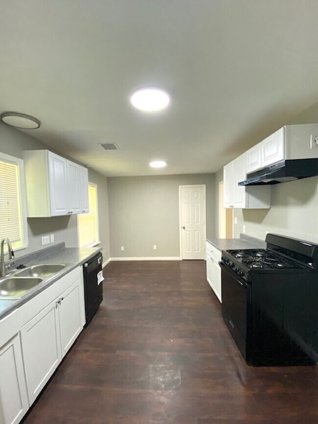 Foto del edificio - REMODELED 3 BEDROOM LEASE HOME