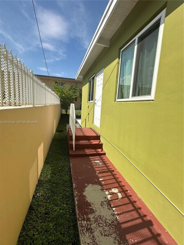Foto del edificio - 5651 NW 3rd St