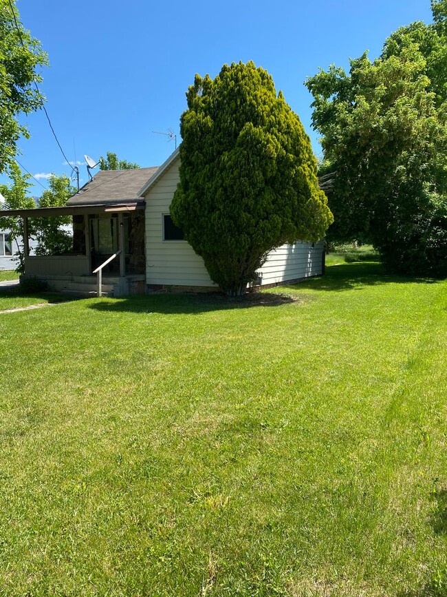 Building Photo - Great 2 br 1 bath House. Pet Friendly.  Available for December move in!