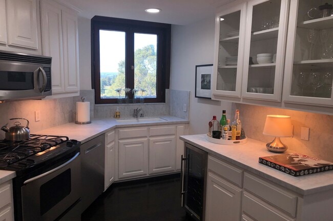 Building Photo - 316 N Rossmore Ave