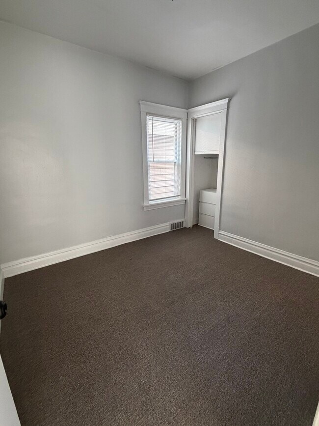 Building Photo - 1033 Lathrop Ave