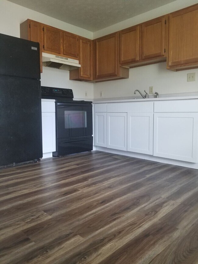 Building Photo - Space & Convenience! 2 Bdrm/2 Bath