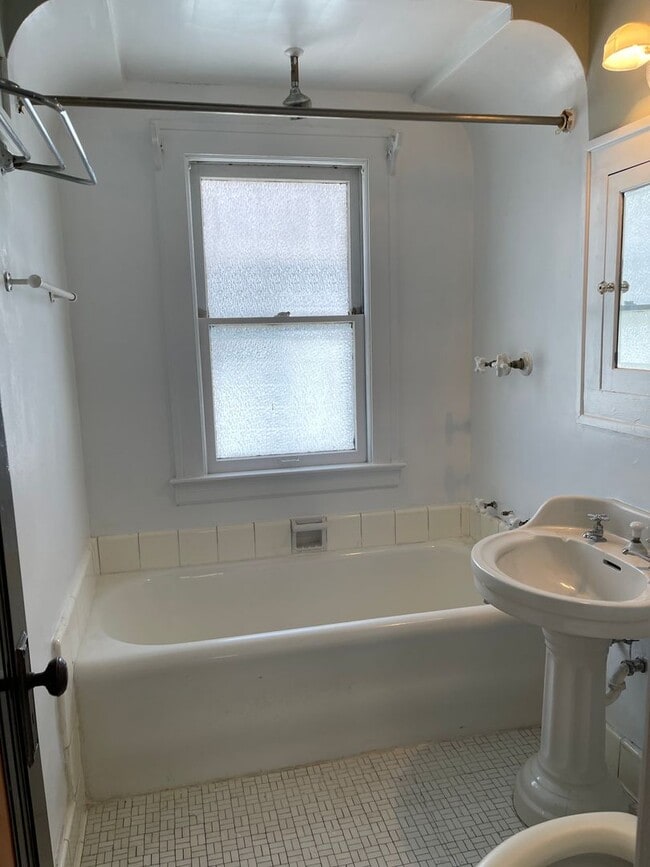 Building Photo - 3290 E 146th St