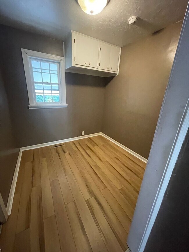 Foto del edificio - Available Now 2 bedroom 1 bath with a dini...