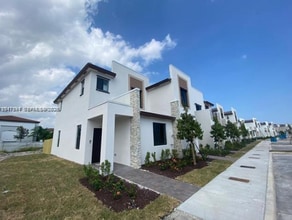 Building Photo - 575 NE 208th Ter