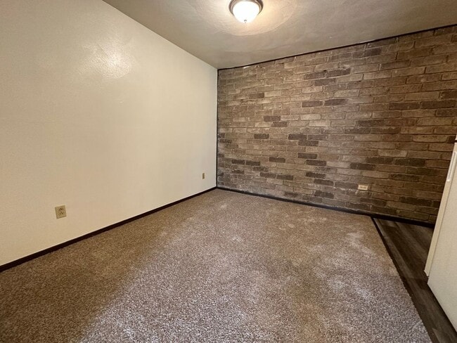 Building Photo - Amazing 1BR in Desirable Plum Area! Beautiful Exposed Brick and Air Conditioning! Call Today!
