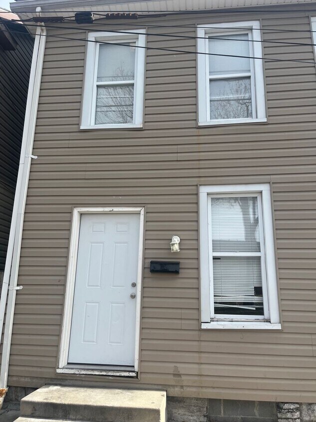 Primary Photo - 208 1/2-210 N. Jonathan Street