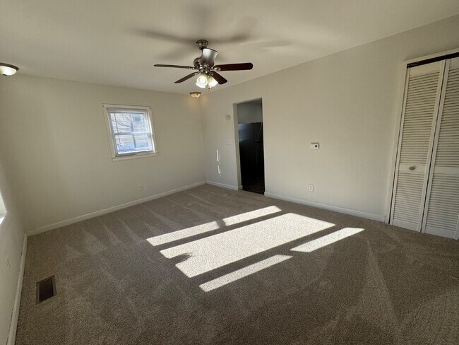 Foto del edificio - Hilltop 3 Bedroom 1 Bath with Garage Charm You’ll Fall in Love With!