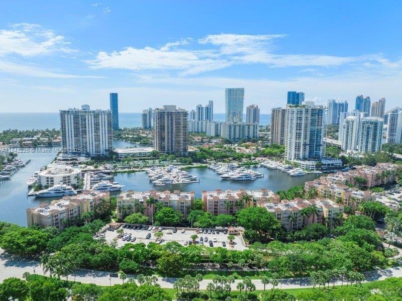 Foto principal - 19999 E Country Club Dr