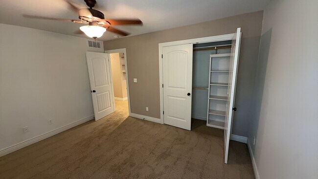 Building Photo - 4807 Manhasset Dr