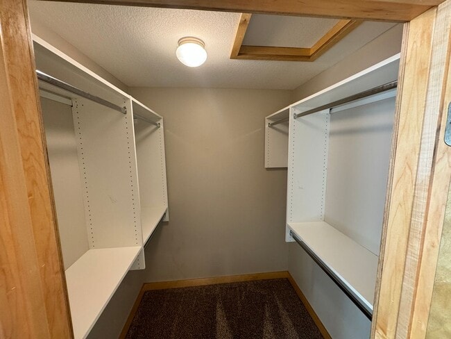 Building Photo - Stunning Modern Urban Loft – Spacious, Stylish, and Conveniently Located