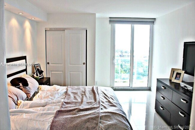 Foto del edificio - 100 Bayview Dr