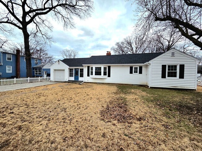 Foto del edificio - Beautiful 3 BR/1.5 BA Single-Family Home i...