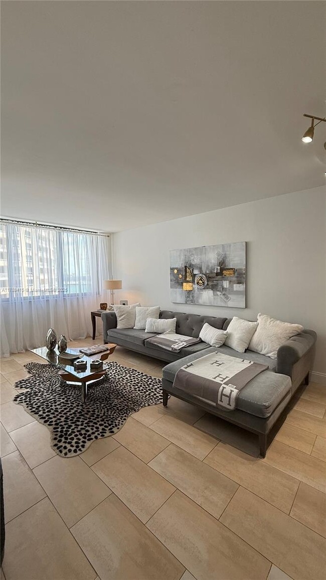 Building Photo - 540 Brickell Key Dr