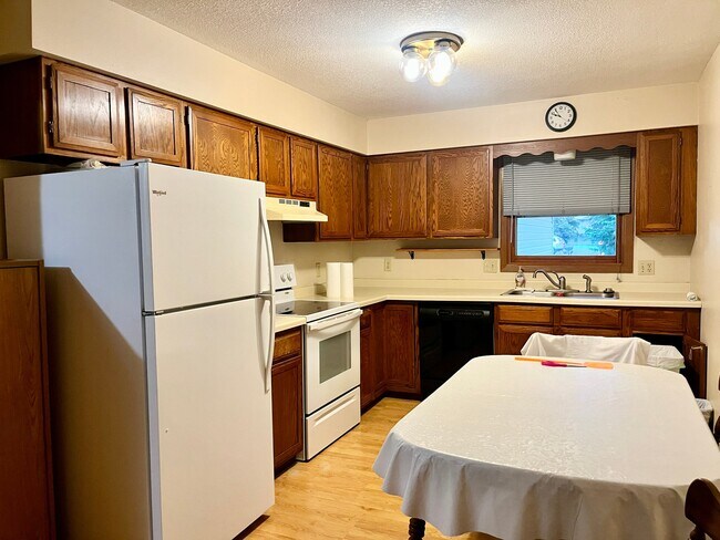 Building Photo - 1613 Redwood Dr