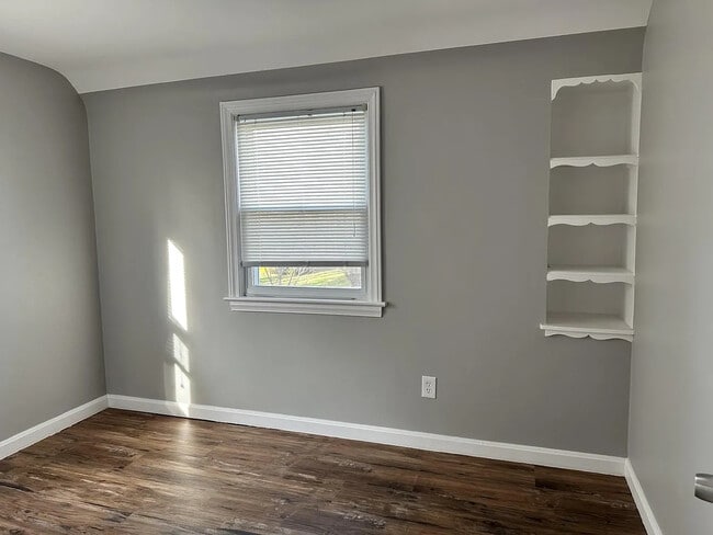 Building Photo - 3582 Northcliffe Rd