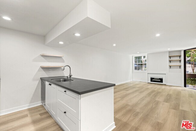 Foto del edificio - 750 Kings Rd