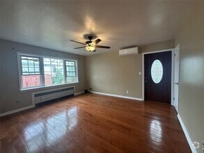 Building Photo - 542 E Meadow Ave