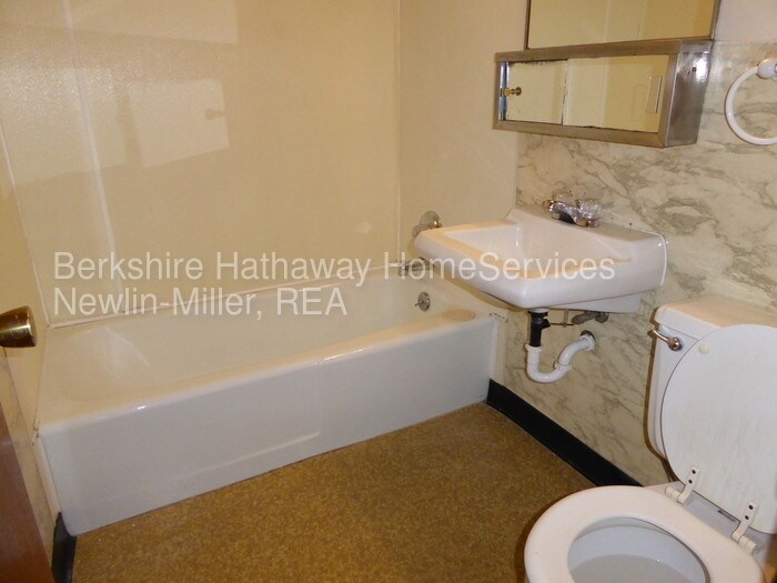 Building Photo - 9 Glenn Ayre St