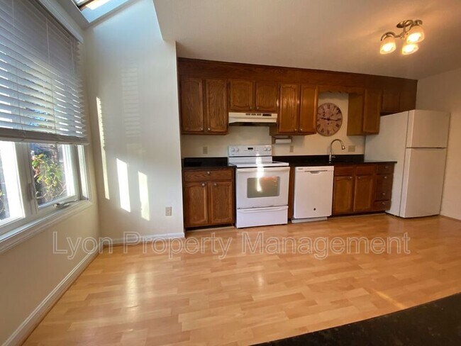 Building Photo - 404 Maple Brook Rd