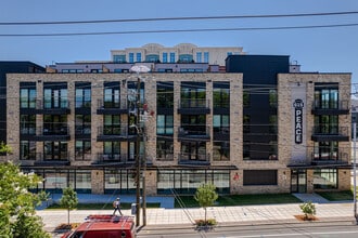 Building Photo - Room in Condo on W Peace St