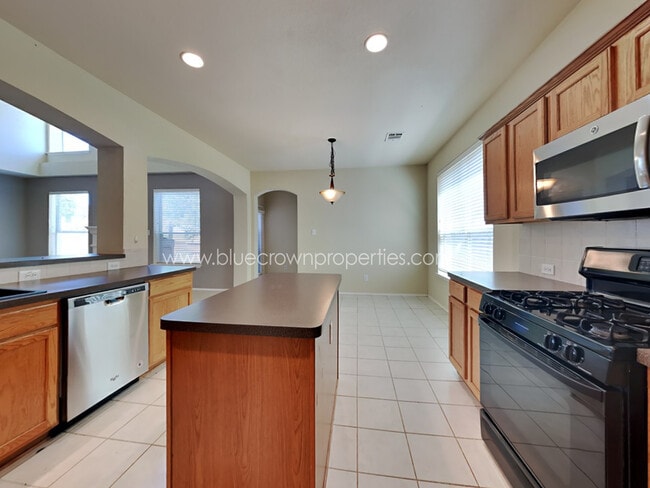 Building Photo - 6400 Lambeau Ct