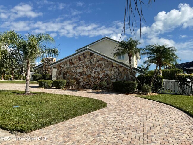 Foto del edificio - 215 Andros Ave