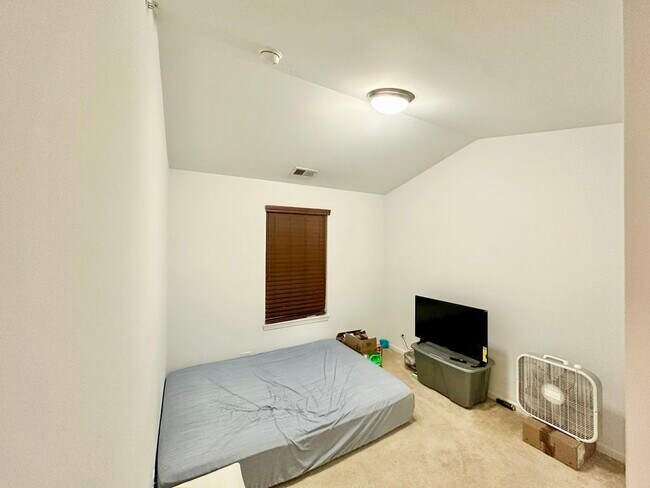 Building Photo - 303 Lexington Ln