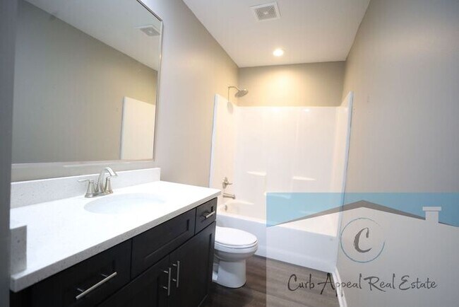 Foto del edificio - Move in special $800!! Luxury 2 bed, 1 bath duplex - new construction!! Washer, dryer, utilities ...