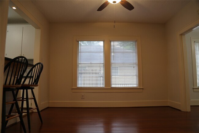 Foto del edificio - 808 Pecore St