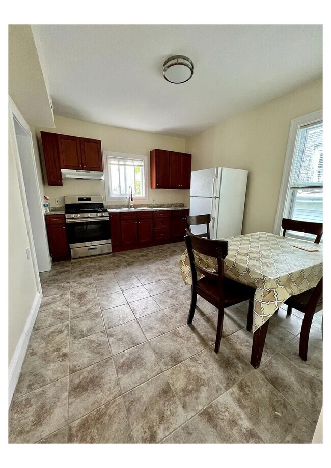 Foto del edificio - 3 Bedroom 1 bath in Roxbury, MA Collegiate