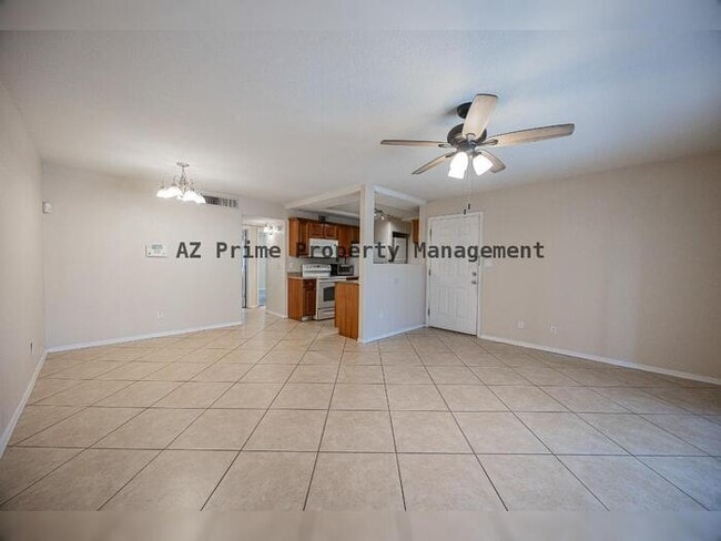 Building Photo - 2121 W Royal Palm Rd