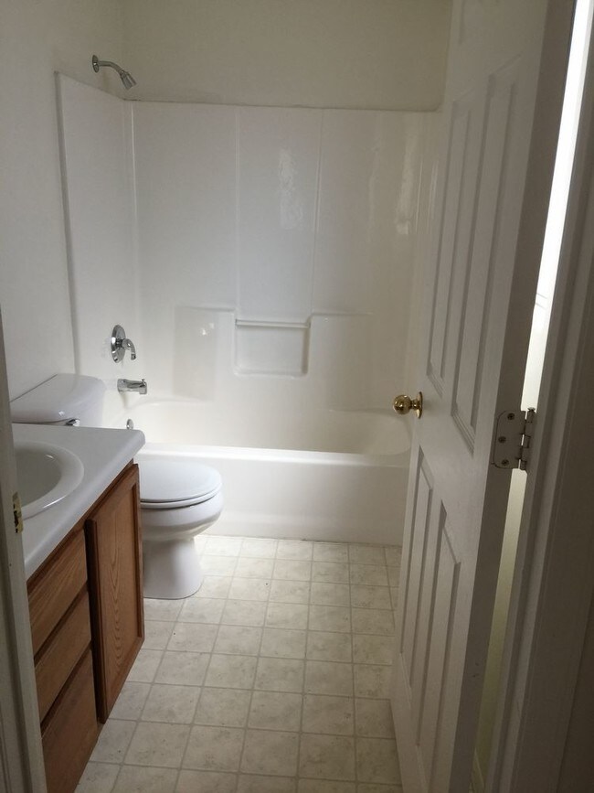 Building Photo - 3 Bed 2 bath 2 car garage Duplex
