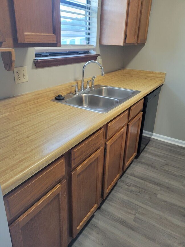 Foto del edificio - $1195 - Jefferson Square - Updated 2/2