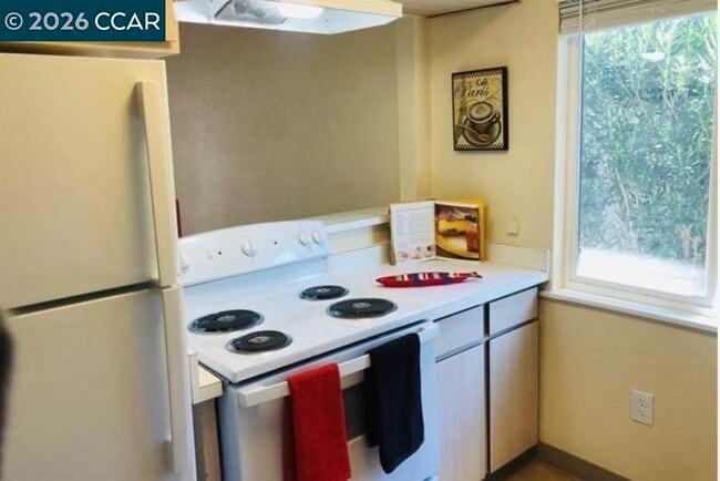 Building Photo - 1924 Almond Ave