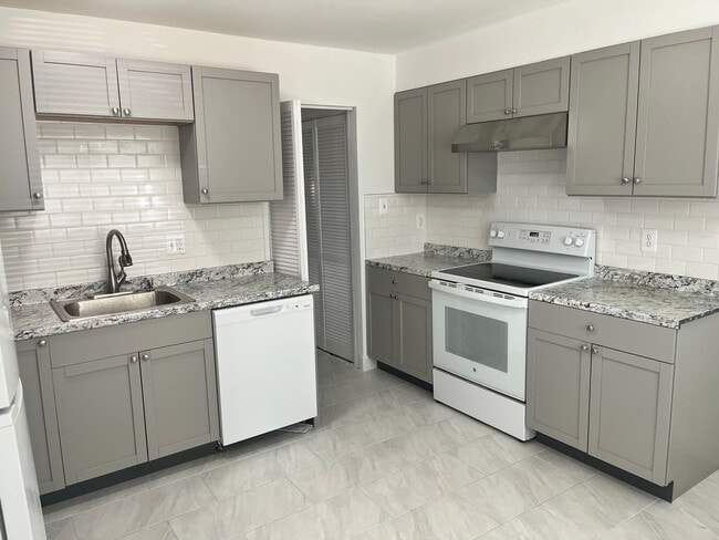 Building Photo - Updated Townhouse In Herndon