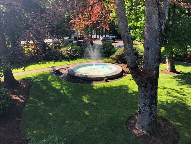 Foto del edificio - Large upstairs condo in great location!