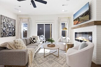 Building Photo - 112 NW Oz Vlg Dr