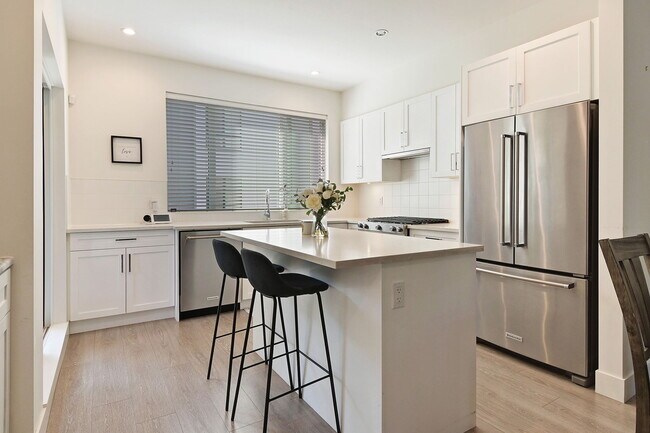 Building Photo - 3 Bed Townhouse in Surrey!