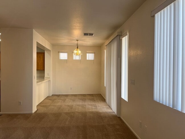 Building Photo - Southwest 4 bedroom!