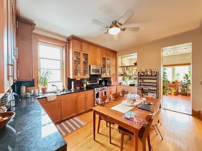 Foto del edificio - 827 N Rockwell St