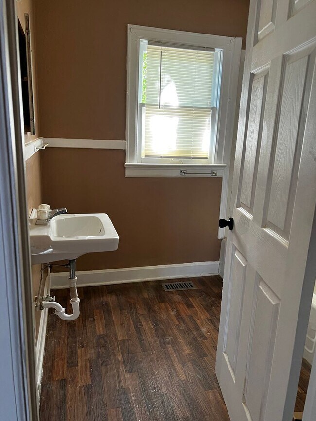 Building Photo - 1 bedroom,, 1 bathroom, freshly updated, u...